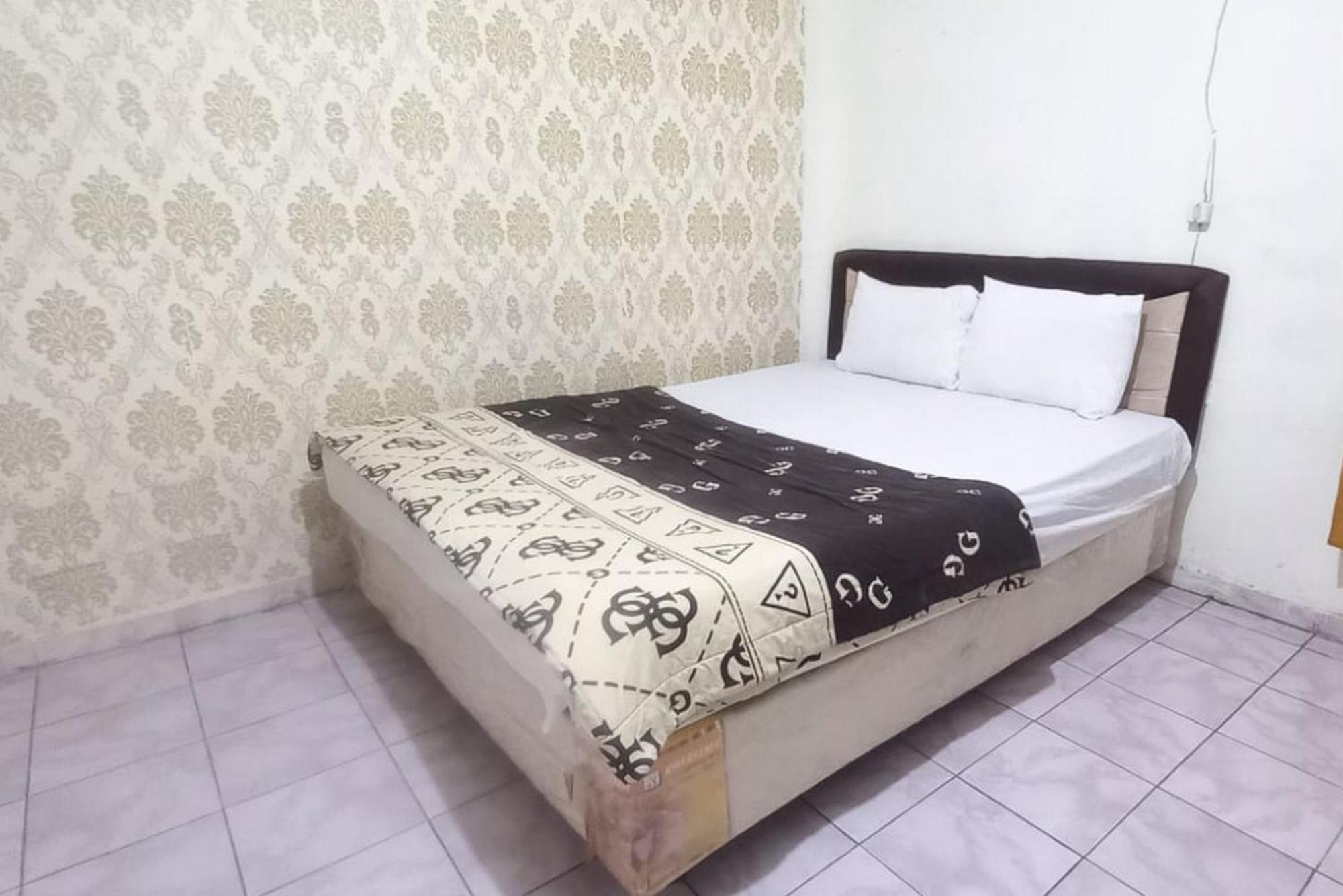 OYO 91766 Fortuna Hotel Syariah Paiton Bagian luar foto